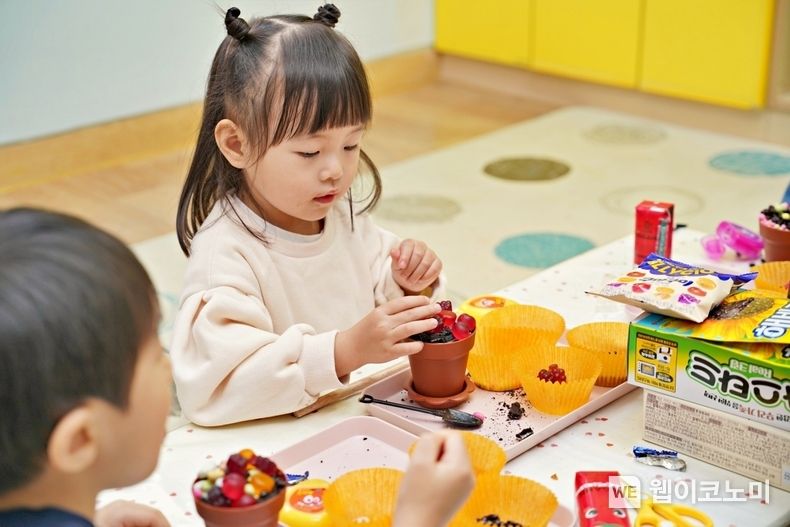 아이들이 냠냠연구소X칠성오가닉 화분만들기로 즐거운 시간을 보내고 있다. 2022.11.30 (출처:롯데제과)