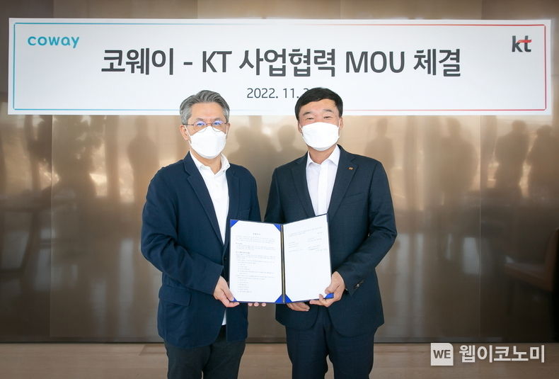 코웨이가 KT와 전략적 비즈니스 파트너십을 맺고 디지털 혁신 경쟁력 강화를 통한 고객 만족 극대화에 나선다. 30일 서울 종로구 KT 광화문 사옥에서 진행된 협약식에서 서장원 코웨이 대표이사(왼쪽)와 윤경림 KT Transformation 부문장(오른쪽)이 기념 촬영을 하고 있다. 2022.11.30 (출처:코웨이)
