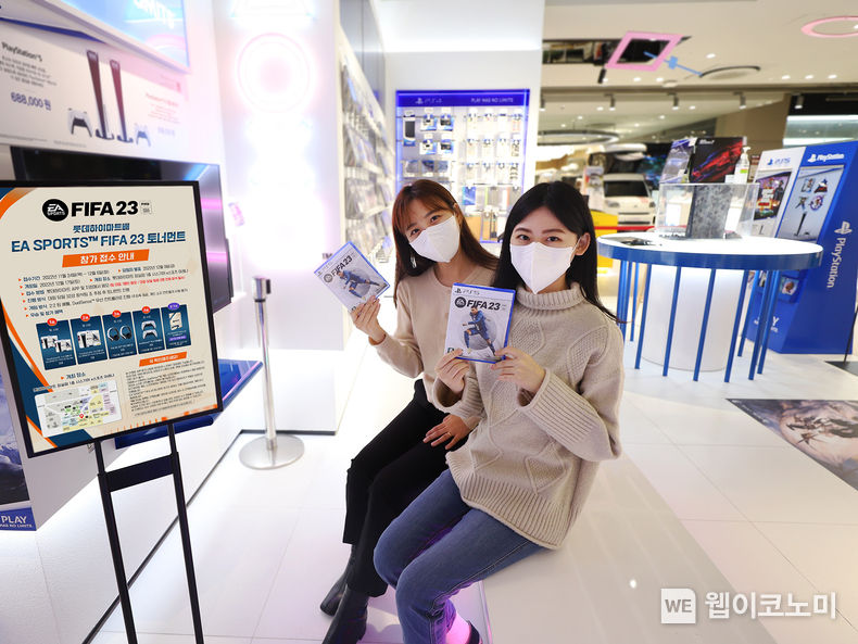 롯데하이마트 메가스토어 잠실점 ‘PlayStation 전문 스토어’에서 모델들이 ‘피파 23’ 게임을 선보이고 있다. 2022.12.01 (출처:롯데하이마트)