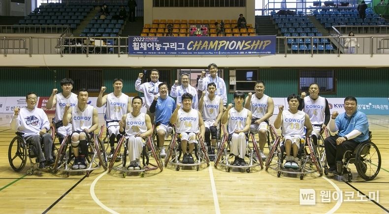  코웨이 휠체어농구단이 '2022 KWBL 휠체어농구리그' 챔피언전에 진출했다. 지난 4일 진행된 플레이오프 3차전에서 챔피언전 진출을 확정 지은 코웨이 휠체어농구단 선수들과 구단주인 서장원 코웨이 대표이사 및 관계자들이 기념촬영을 하고 있다. 2022.12.05 (출처:코웨이)