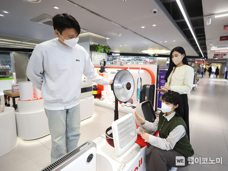 소비자들이 롯데하이마트 메가스토어 잠실점에서 난방 가전을 살펴보고 있다. 2022.12.05 (출처:롯데하이마트)