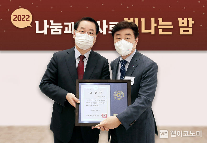 하나금융티아이가 ‘2022년 사회복지 나눔 문화 확산 유공 표창’ 시상식에서 지역사회 발전에 기여한 공로를 인정받아 ‘인천광역시장상’을 수상했다. 시상식에 참석한 박근영 하나금융티아이 대표이사(사진 오른쪽)가 유정복 인천시장과 함께 기념 촬영을 하고 있다. 2022.12.05 (출처:하나은행)