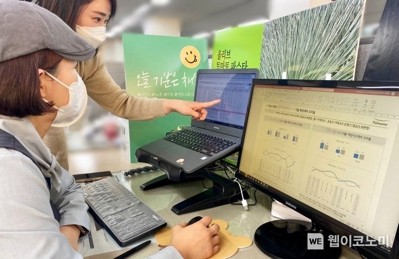 풀무원푸드앤컬처 현장 매니저(영양사)가 식수예측 시스템을 활용하고 있다. 2022.12.05 (출처:풀무원)