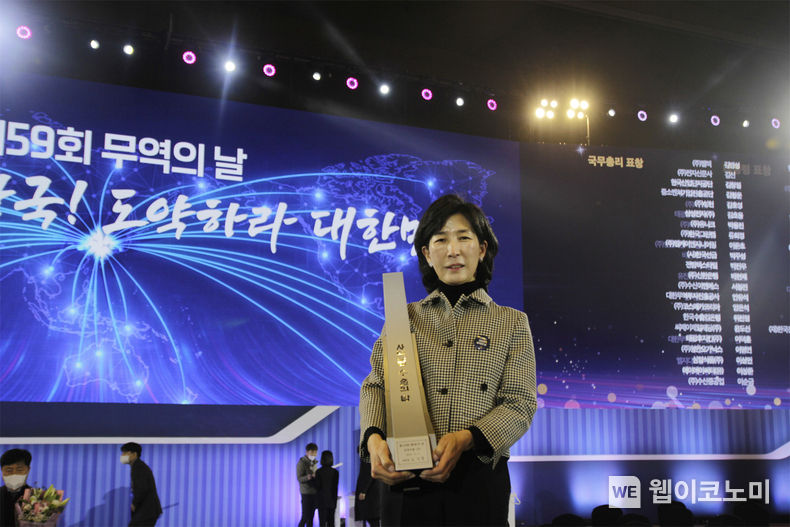 김정수 삼양식품 대표이사 부회장이 5일 오전 삼성동 코엑스에서 열린 '제59회 무역의 날' 기념식에서 4억불 수출의 탑을 수상하고 기념 사진을 촬영하고 있다. 2022.12.05 (출처:삼양식품)