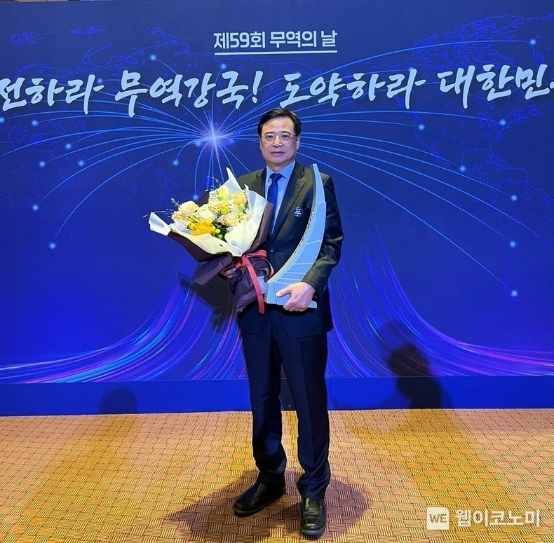 장성학 동원시스템즈 소재사업부문 대표가 5일 서울 강남구 삼성동 코엑스에서 열린 ‘제 59회 무역의 날’ 기념식에서 ‘2억불 수출의 탑’을 수상하고 기념 사진을 촬영하고 있다. 2022.12.05 (출처:동원그룹)