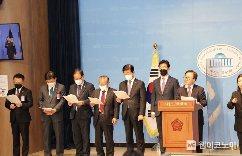 (왼쪽부터) 이호준 한국중견기업연합회 부회장, 정만기 한국무역협회 부회장, 정윤모 중소기업중앙회 부회장, 권태신 전국경제인연합회 부회장, 우태희 대한상공회의소 부회장, 이주환 국회의원, 이동근 한국경영자총협회 부회장 2022.12.06 (출처:경총)