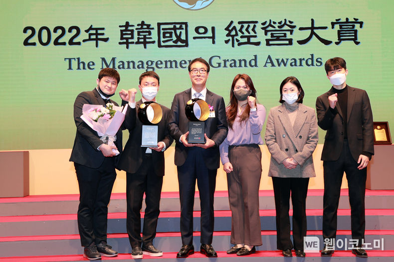 서울신라호텔에서 개최된 2022 한국의 경영대상 시상식에서 ‘ESG경영 부문’ 대상, ‘지속가능성보고서 부문’ 최우수기업을 수상한 현대건설기계 최철곤 사장(좌로부터 3번째)과 임직원들이 기념촬영을 하고 있다. 2022.12.07 (출처:현대제뉴인)