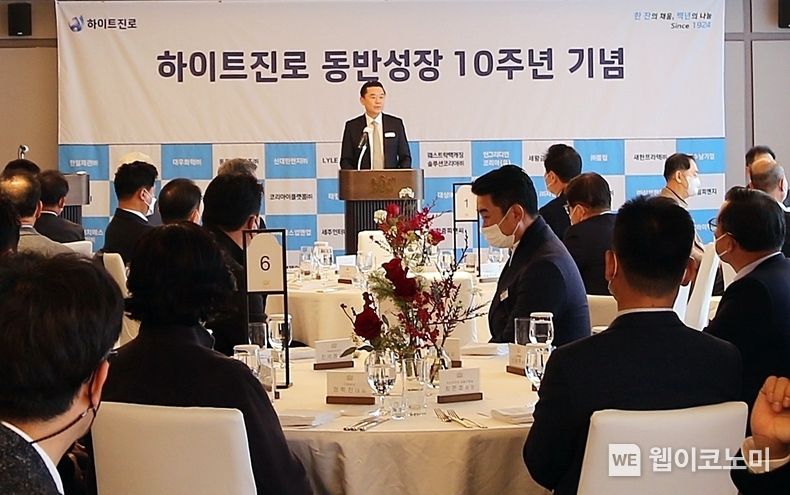 하이트진로는 6일 서울 강남구 역삼동에 위치한 조선팰리스 서울 강남에서 동반성장 및 상생협력 10주년 기념 오찬 행사를 진행했다. 이날 행사에는 하이트진로 김인규 대표 외 70여명의 협력사 임직원들이 참석했다. 2022.12.07 (출처:하이트진로)