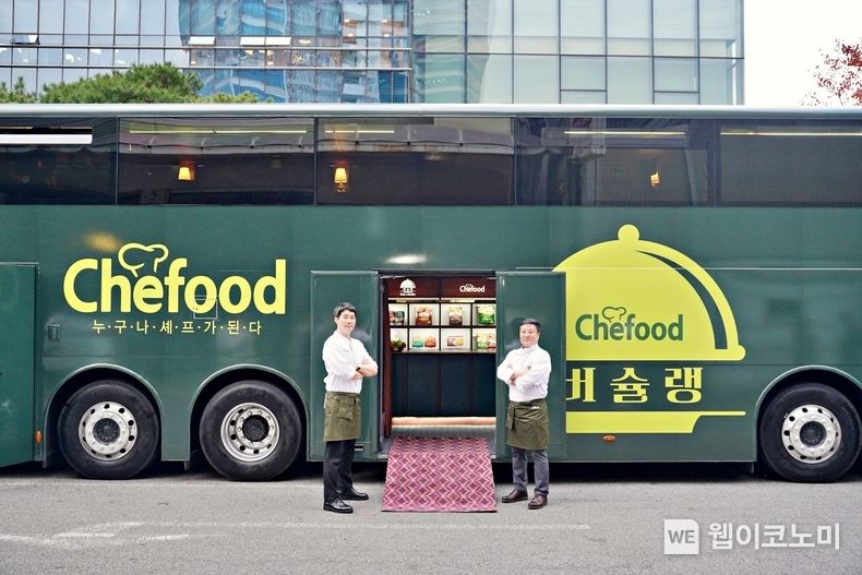 Chefood 버슐랭 버스를 소개하는 대한민국 요리명장 남대현 셰프(오른쪽)와 롯데제과 박상준 셰프(왼쪽) 2022.12.07 (출처:롯데제과)