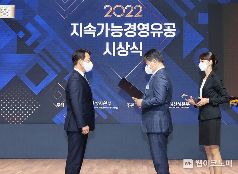 김충배 신용보증기금 전무이사(왼쪽)가 7일 ‘2022 지속가능경영유공 시상식’에서 주영준 산업통상자원부 산업정책실장(오른쪽)으로부터 지속가능경영유공 산업통상자원부 장관 표창을 수여받고 있다. 2022.12.08 (출처:신용보증기금)