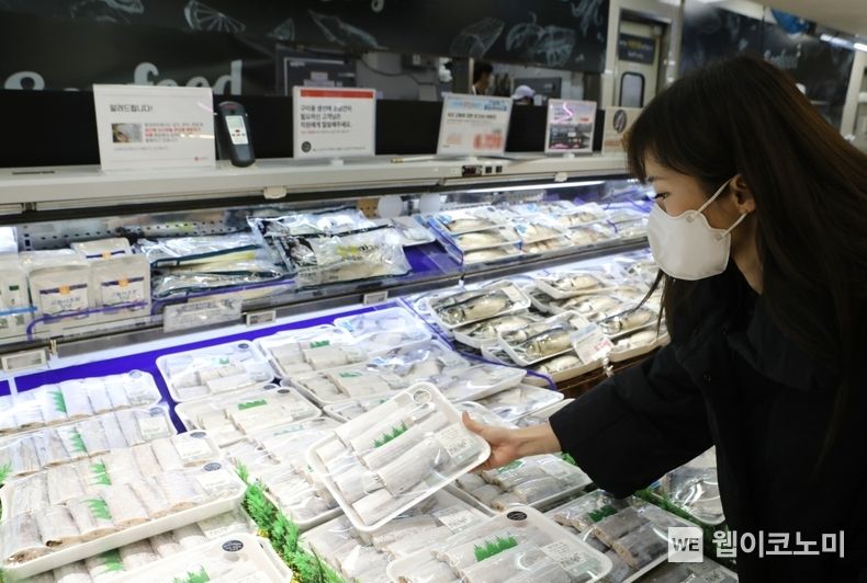 롯데마트 서울역점 수산매장에서 갈치를 고르고 있는 모습 2022.12.08 (출처:롯데마트)
