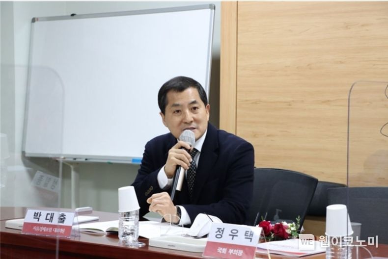 국회 자유경제포럼 대표의원인 박대출 국회의원(국민의힘, 경남 진주갑)이 8일 오전 10시, 국회 의원회관 제1간담회의실에서 ‘우크라이나 전쟁으로 본 사이버 안보와 경제 안보의 시사점’의 제하로 정책세미나를 개최했다. (출처: 박대출 의원실)