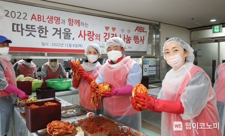 시예저치앙 ABL생명 사장(가운데)이 지온보육원 아이들을 위한 ‘따뜻한 겨울, 사랑의 김장나눔’ 봉사활동을 하고 있다. 2022.12.09 (출처:ABL생명)