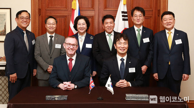 업무협약식에 참석한 각 기관의 대표자들이 함께 기념촬영을 하고 있다. 사진 앞줄 왼쪽부터 콜린 크룩스(Colin Crooks) 주한영국대사, 이복현 금융감독원장. 사진 뒷줄 왼쪽부터 권희백 한화투자증권 대표이사, 남이현 한화솔루션 대표이사, 김은미 이화여자대학교 총장, 함영주 하나금융그룹 회장, 손병환 NH농협금융지주 회장, 편정범 교보생명 대표이사. 2022.12.09 (출처:하나은행)