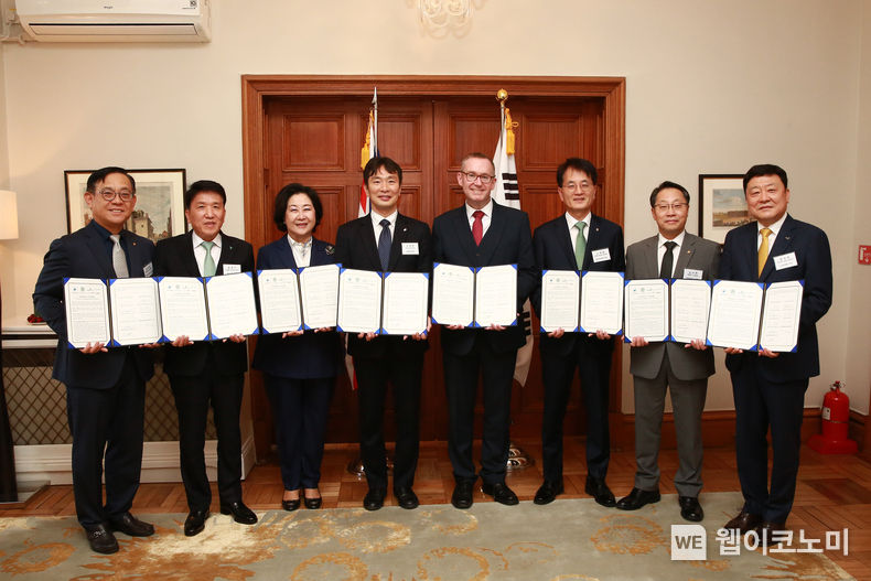 8일 오후 서울 중구 주한 영국대사관에서 금융감독원과 영국대사관, 이화여자대학교 및 국내 주요 기업 대표들이 기후리스크 관리모형 개발을 위한 업무협약을 체결하고 기념촬영을 하고 있다. 왼쪽부터 권희백 한화투자증권 대표이사, 함영주 하나금융그룹 회장, 김은미 이화여자대학교 총장, 이복현 금융감독원장, 콜린 크룩스 주한영국대사, 손병환 NH농협금융지주 회장, 남이현 한화솔루션 대표이사, 편정범 교보생명 대표이사. 2022.12.09 (출처:교보생명)