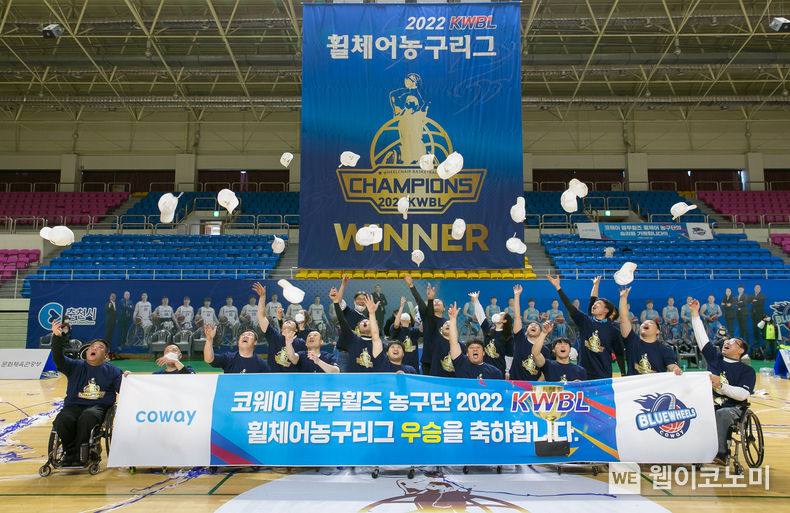 코웨이 휠체어농구단이 '2022 KWBL 휠체어농구리그' 챔피언에 등극했다. 지난 11일 춘천 호반체육관에서 열린 챔피언전 시상식에서 양동길 코웨이 휠체어농구단 주장이 최욱철 한국휠체어농구연맹 총재로부터 우승컵을 전달받고 있다. 2022.12.12 (출처:코웨이)