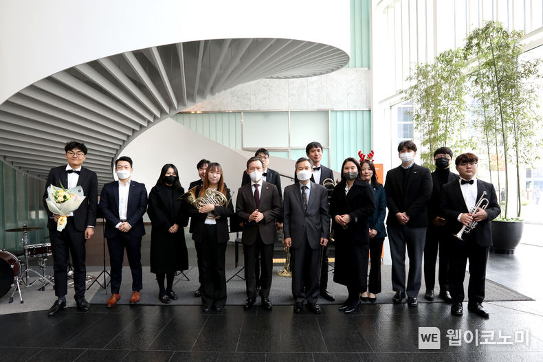 미래에셋센터원빌딩에서 진행된 '미래에셋증권 런치 콘서트' 에 최현만 미래에셋증권 회장(사진 중앙 왼쪽)과 오지철 하트-하트 재단 회장(사진 중앙 오른쪽)이 하트브라스앙상블과 함께 인사하고 있다 2022.12.12 (출처:미래에셋증권)
