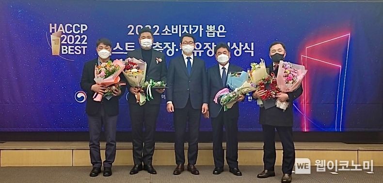 베스트 집유장 우수상을 수상하는 남양유업 정재연 천안공장장(왼쪽 두번째) 2022.12.14 (출처:남양유업)