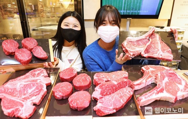 12월 14일(수) 서울 중구 소공동에 위치한 롯데백화점 본점 식품매장에서 모델 2명이 스테이크 부위 상품을 홍보하는 모습 2022.12.14 (출처:롯데쇼핑)