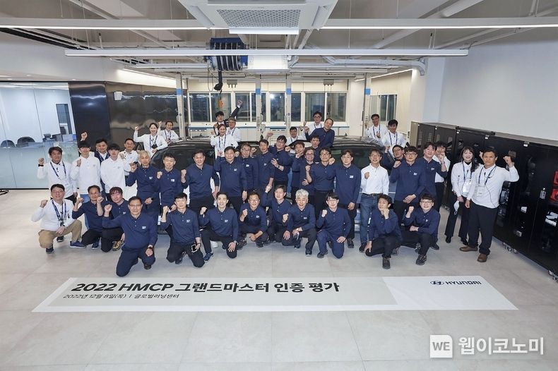 ‘2022 그랜드마스터 인증 평가’에 응시한 최우수 엔지니어들이 현대차 서울 글로벌러닝센터에서 기념 촬영을 하는 모습 2022.12.14 (출처:현대차·기아 커뮤니케이션센터)