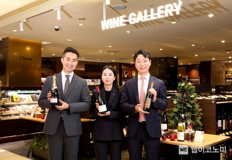 롯데백화점 소믈리에 3인 (사진 왼쪽부터 최준선 소믈리에, 한희수 소믈리에, 경민석 소믈리에) 2022.12.14 (출처:롯데백화점)