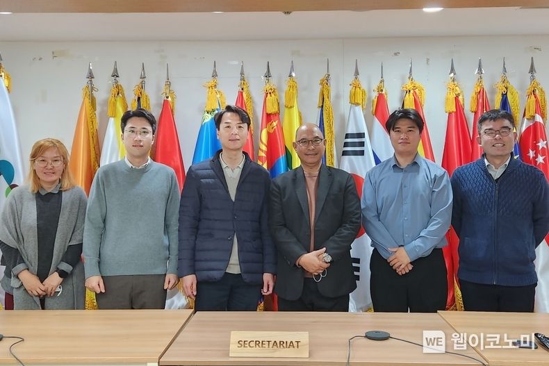 우리금융그룹(회장 손태승)은 서울시 영등포구 산림비전센터에서 지속가능한 산림 관리를 위해 아시아산림협력기구와 ‘레드플러스(이하 REDD+)’ 본사업 추진방안에 대해 구체적 논의를 진행했다. 아시아산림협력기구과 우리금융지주 ESG경영부 직원들이 기념촬영을 하고 있다. 2022.12.16 (출처:우리은행)