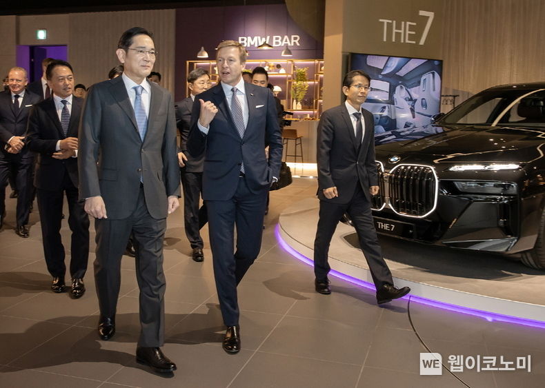 이재용 삼성전자 회장은 17일 인천 영종도에 위치한 BMW 드라이빙 센터에서 올리버 집세(Oliver Zipse) BMW CEO 등 경영진과 만나 삼성SDI의 최첨단 'P5' 배터리셀이 적용된 BMW의 최신 전기차 '뉴 i7' 등을 살펴봤다. 2022.12.18 (출처: 삼성)