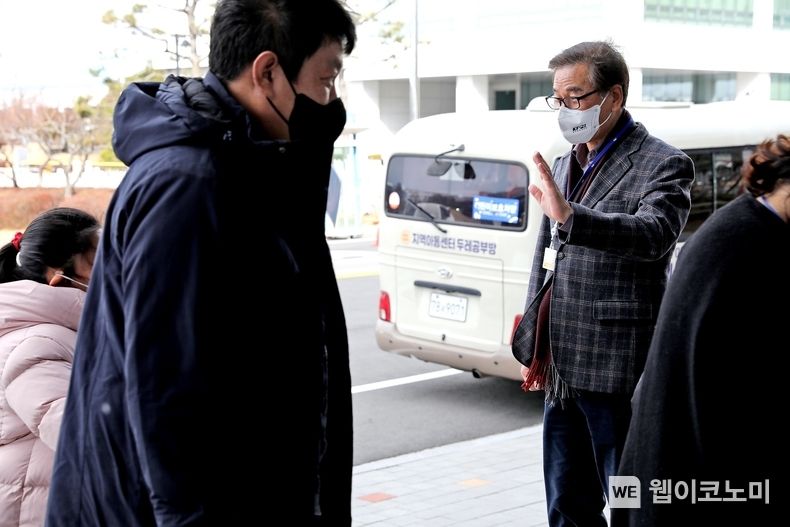 KAI가 개최한 카둥이데이에서 강구영사장이 아이들을 맞이하고 있다. 2022.12.20 (출처:KAI)