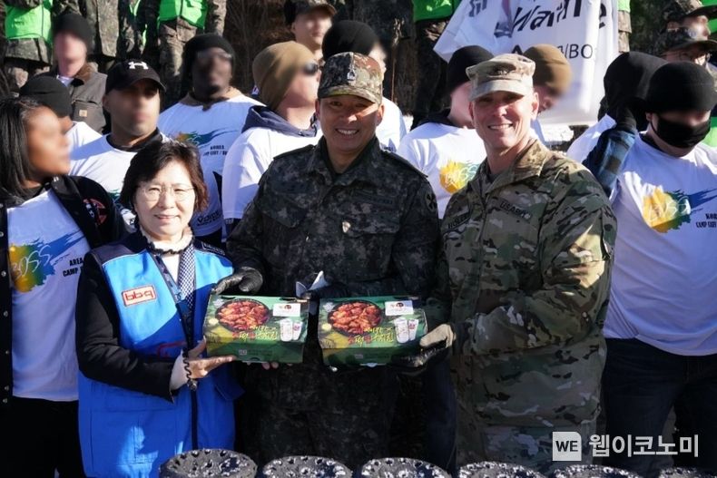 사랑의 연탄 나눔 봉사에 앞서 제너시스BBQ 그룹 윤경주 부회장(왼쪽)과 미8군 연락단장, 미8군 부사령관이 기념 사진 촬영을 하고 있다 2022.12.21 (출처:제너시스BBQ)