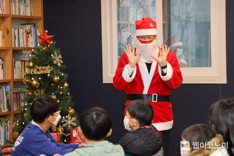 최원목 신용보증기금 이사장이 대구광역시 동구에 위치한 신생원을 방문해 아이들에게 사랑의 크리스마스 선물 전달 후 즐거운 시간을 보내고 있다. 2022.12.21 (출처:신용보증기금)