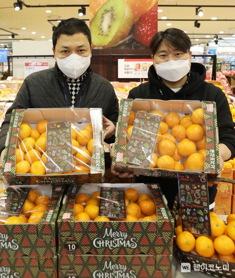 사진은 서울시 중구에 위치한 롯데마트 서울역점 농산 코너에서 (왼쪽부터)롯데슈퍼, 롯데마트 과일 MD(상품기획자)가 '메리크리스마스 감귤'을 홍보하고 있는 모습 2022.12.21 (출처:롯데쇼핑)