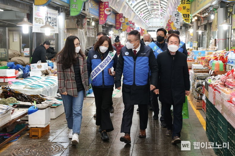이날 황주호 사장과 임직원들이 구매한 물건들은 경주 소재 지역아동센터 12곳에 지원되었다. 2022.12.21 (출처: 한수원)