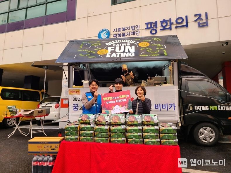제너시스BBQ 박지용 운영본부장(왼쪽), 황대헌 선수(가운데), 평화의 집 김광진 원장(오른쪽)이 치킨릴레이를 하며 기념촬영을 하고 있다. 2022.12.22 (출처:제너시스BBQ)