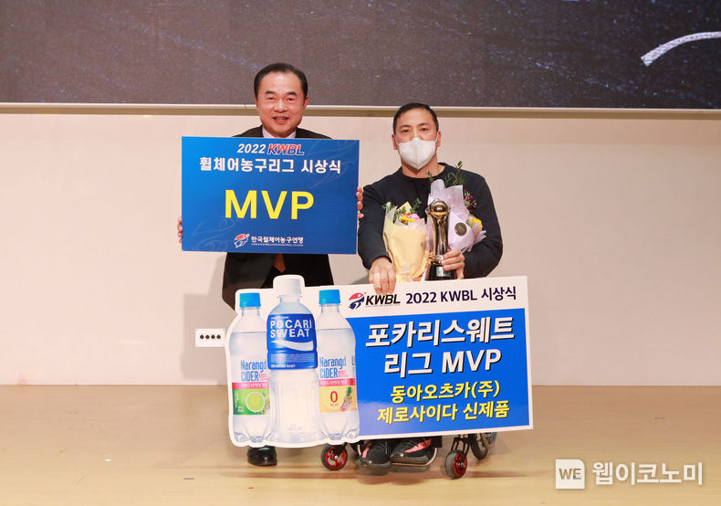 (왼쪽부터) 고양홀트 황정희 선수, 동아오츠카 이진숙 상무, 고양홀트 최요한 선수 2022.12.22 (출처:동아오츠카)