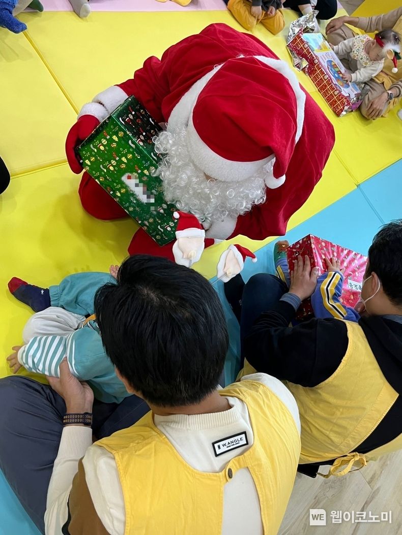 산타복장을 한 매일유업 직원이 아이들에게 선물을 나눠주는 모습 2022.12.23 (출처:매일유업)
