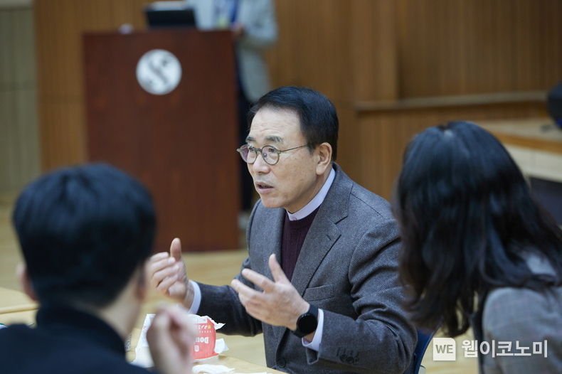 신한금융그룹(회장 조용병)은 19일부터 4박 5일간 경기도 기흥에 위치한 신한은행 연수원에서 각 그룹사의 하반기 채용 신입직원 450여명을 대상으로 그룹 공동연수를 진행한다. 22일 그룹 공동연수에 참석한 신한금융그룹 조용병 회장이 신입직원들과 '토크콘서트' 시간을 갖고 있다. 2022.12.23 (출처:신한금융그룹)