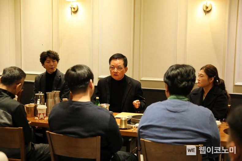 지난 13일 진행된 ‘전국 가맹점 순회 간담회’에 참석한 임금옥 대표(뒷줄 가운데)가 수도권 지역 가맹점주들과 대화를 하고 있다. 2022.12.23 (출처:bhc그룹)