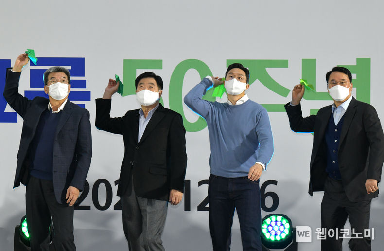 HD현대 권오갑 회장 등이 HD현대 50주년 비전선포식에서 응원의 메시지를 담은 종이비행기를 날리고 있다. (사진 왼쪽부터 한국조선해양 가삼현 부회장, HD현대 권오갑 회장, 정기선 사장, 현대중공업 한영석 부회장) 2022.12.26 (출처:현대중공업그룹)