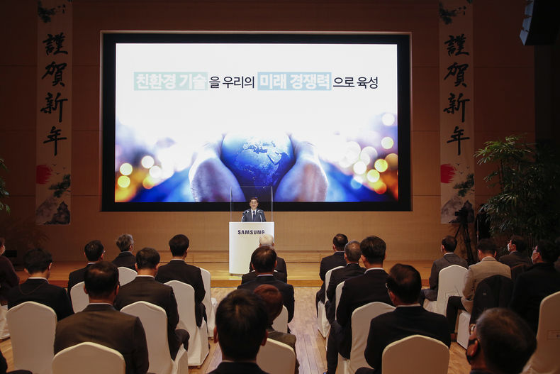 삼성전자가 2일 수원 '삼성 디지털 시티'에서 개최한 '2023년 시무식'에서 한종희 대표이사 부회장이 신년사를 하고 있다. 2023.01.02 (출처: 삼성전자) 