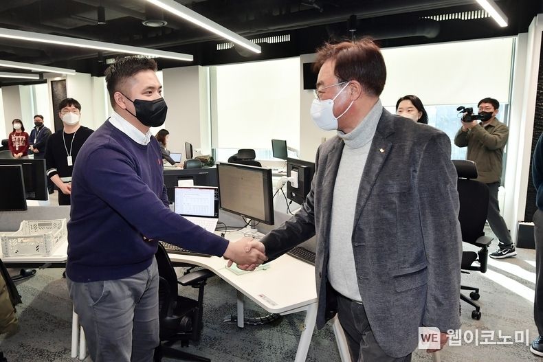 SK이노베이션 김준 부회장(오른쪽)이 새해를 맞아 2일 종로구 SK서린빌딩에서 구성원과 악수를 하고 있다. 2023.01.02 (출처: SK이노베이션)