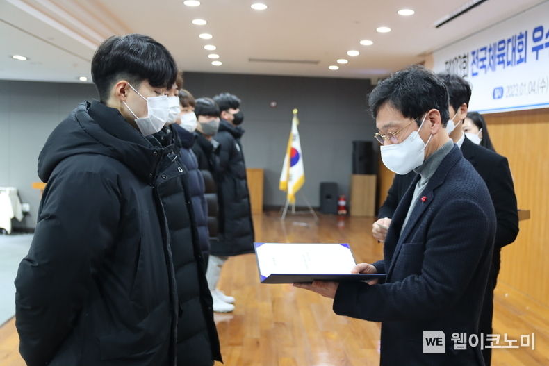이승찬 계룡장학재단 이사장이 제103회 전국체육대회에서 우수 입상한 대전시 고등,대학생 선수들에게 장학금을 시상하고 있다. 2023.01.04 (출처:계룡건설)