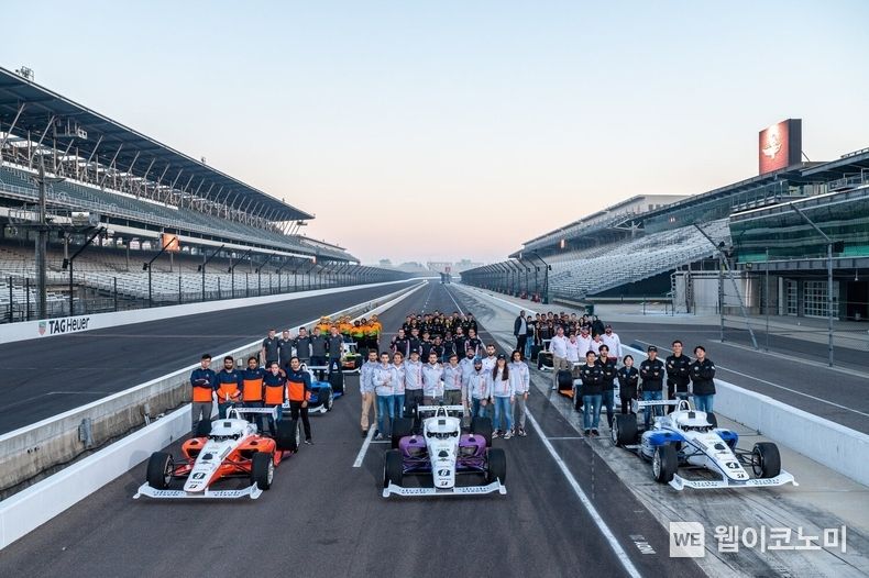 2021년 10월 23일 Indy Autonomous Challenge에 참가한 9개 팀. (KAIST 팀은 앞열 오른쪽) 2023.01.05 (출처:KAIST)