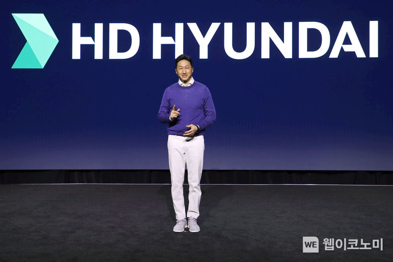 지난 4일 ‘CES 2023’이 열리는 미국 라스베이거스에서 개최된 HD현대 프레스컨퍼런스에서 HD현대 정기선 대표가 그룹의 비전인 ‘바다 대전환(Ocean Transformation)’을 소개하고 있다. 2023.01.05 (출처:HD현대)