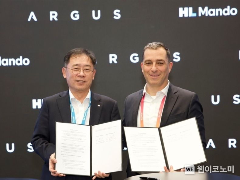 HL만도 조성현 CEO(왼쪽), 아르거스 로넨 스몰리 CEO(오른쪽) 2023.01.06 (출처:HL그룹)