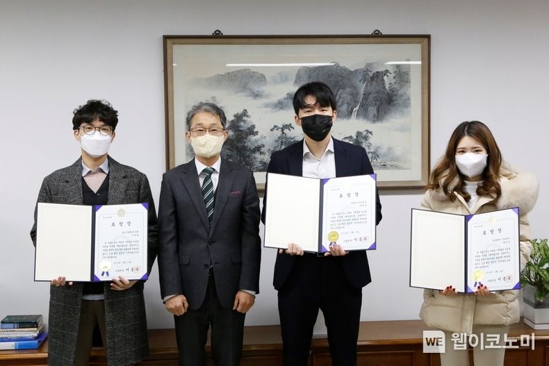1월 5일 부산지방조달청에서 HUG와 수상기관 관계자들이 기념촬영을 하고 있다. 2023.01.06 (출처:HUG)