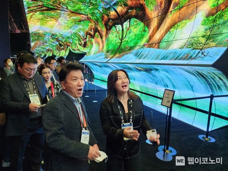 하나금융그룹은 지난 5일 미국 라스베거스에서 개최 중인 CES 2023에 참관했다. 이날 행사에 참여한 함영주 하나금융그룹 회장(사진 오른쪽에서 2번째)이 LG전자 부스에 전시된 OLED 디스플레이를 관람하고 있다. 2023.01.08 (출처: 하나금융그룹)