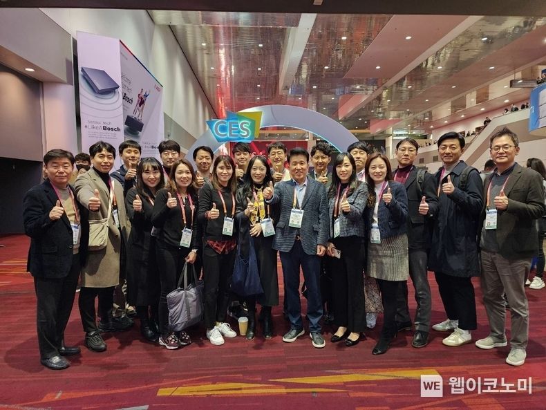 하나금융그룹은 지난 5일 미국 라스베거스에서 개최 중인 CES 2023에 참관했다. 이날 행사에 참여한 함영주 하나금융그룹 회장(사진 앞줄 왼쪽에서 7번째)이 함께 참석한 그룹의 젊은 직원들과 함께 엄지 손가락을 치켜 세우며 기념 촬영을 하고 있다. 2023.01.08 (출처: 하나금융그룹)