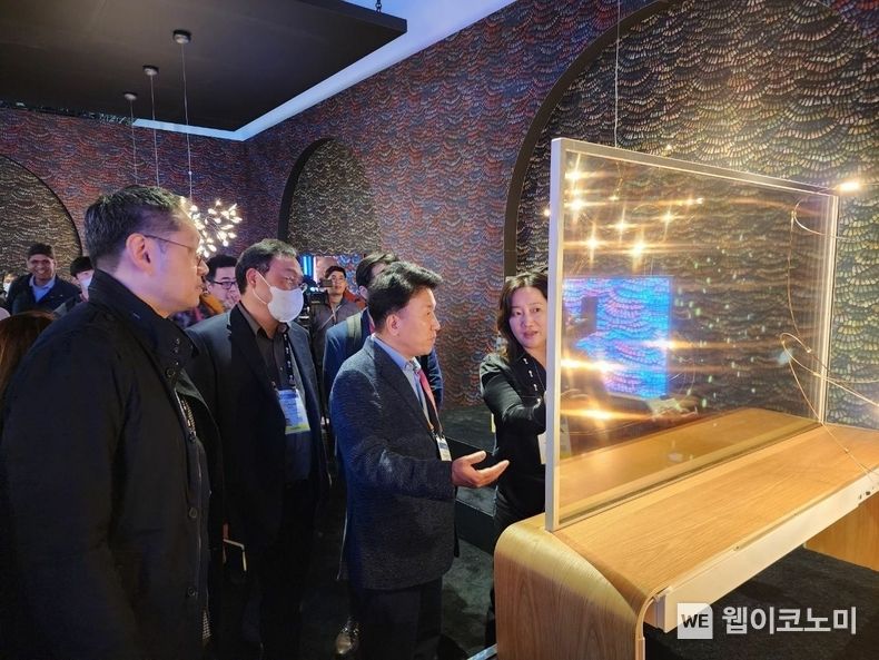 하나금융그룹은 지난 5일 미국 라스베거스에서 개최 중인 CES 2023에 참관했다. 이날 행사에 참여한 함영주 하나금융그룹 회장(사진 오른쪽에서 2번째)이 LG전자 부스에 방문해 관계자의 설명을 들으며 의견을 나누고 있다. 2023.01.08 (출처: 하나금융그룹)
