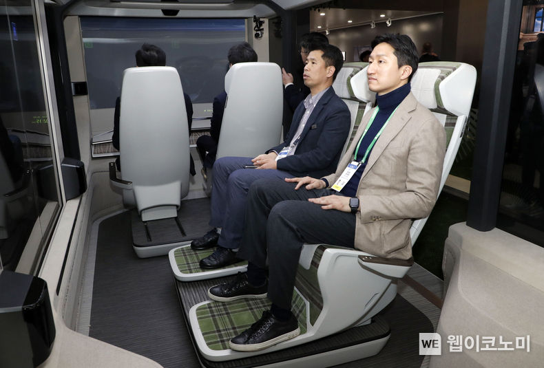 HD현대 정기선 사장이 미국 라스베이거스에서 열린 'CES 2023' 현대모비스 부스를 둘러보고 있다. 2023.01.09 (출처:HD현대)