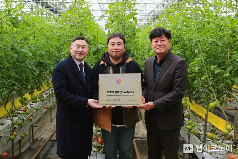 9일 전라북도 정읍시 소재 따옴농장에서 열린 '제로캠페인 파트너스 현판 전달식'에서 나광주 대상㈜ ESG경영실장, 황종운 따옴농장 대표, 유기오 정읍시 농수산유통과장이 (왼쪽부터) 기념사진을 촬영하고 있다. 2023.01.10 (출처:대상(주))